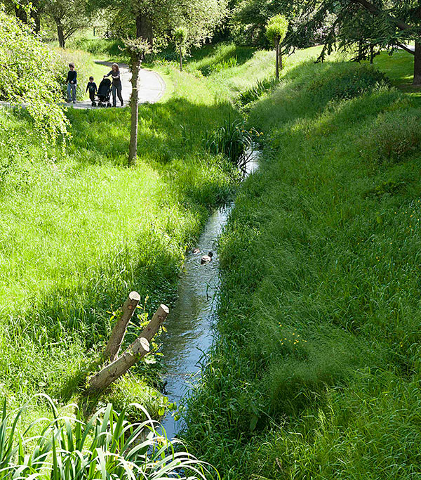 Un ruisseau draine l'eau dans un parc.
