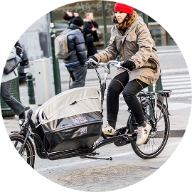 Une femme roule sur un vélo cargo à Bruxelles.