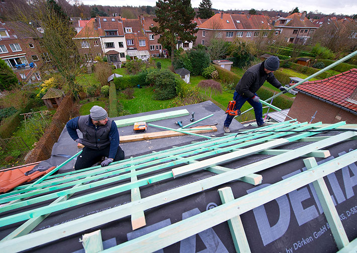 Deux hommes sur une toiture en construction
