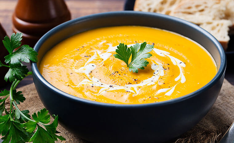 Un bol de soupe aux carottes