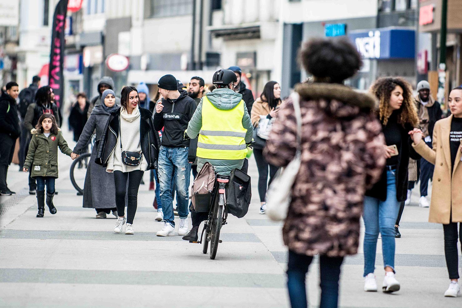 Des gens circulent à pied ou à vélo dans le centre de Bruxelles.
