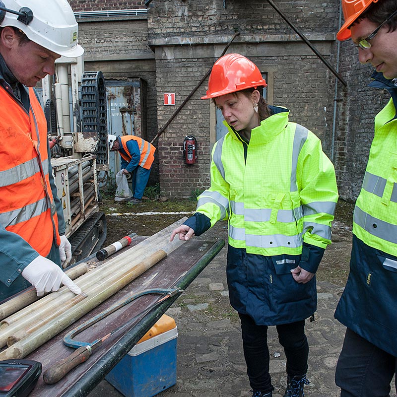Une inspectrice vérifie des échantillons de sol provenant d'un chantier.