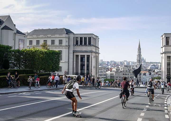 Vue de Bruxelles, près du Mont des Arts, lors d'un dimanche sans voiture. Beaucoup de cyclistes et de piétons.