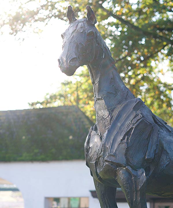 Statue d'un cheval devant l'hippodrome de Boitsfort.